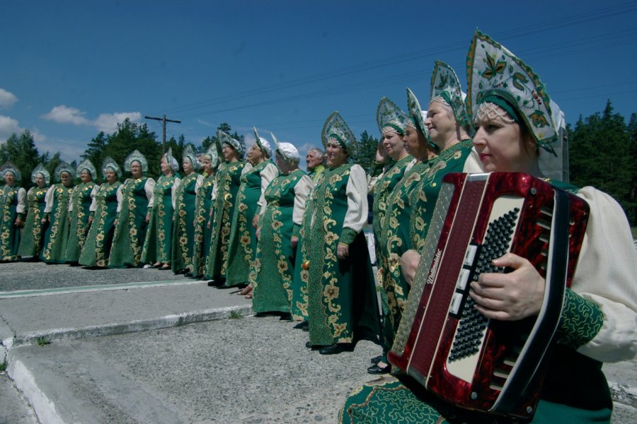 Ensemble de babouchkas folkloriques sur la ligne de frontière entre l'Europe et l'Asie. Stéphan SZEREMETA