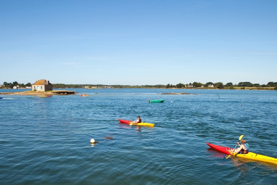 Balade en kayak vers Saint-Cado. Thierry RYO - stock.adobe.com