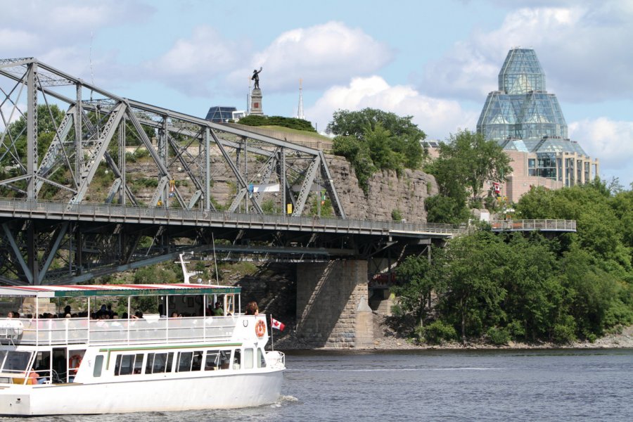 Le pont Alexandra et le Musée des beaux-arts du Canada en arrière-plan. Stéphan SZEREMETA