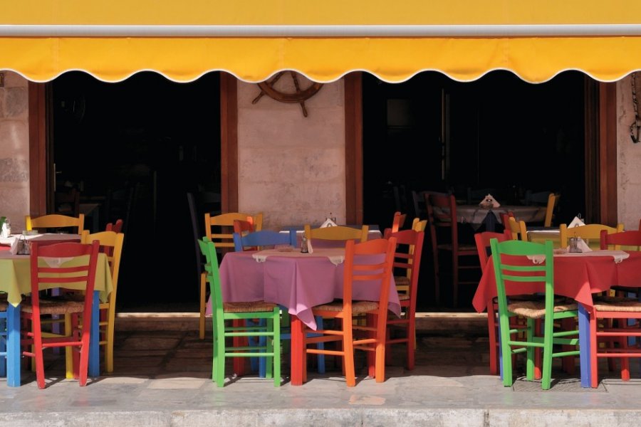 Terrasse colorée d'un petit restaurant, Mykonos. GaryRBenson - iStockphoto