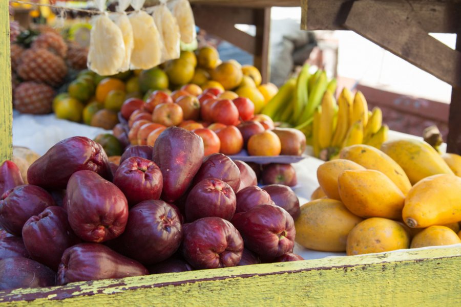 Etal de fruits locaux sur le marché de Falmouth. alisontoon - Fotolia
