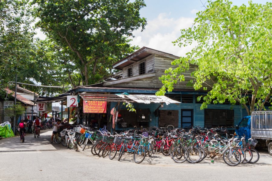 Le vélo est le mode de transport principal de l'île de Palau Ubin. sljones - Shutterstock.com