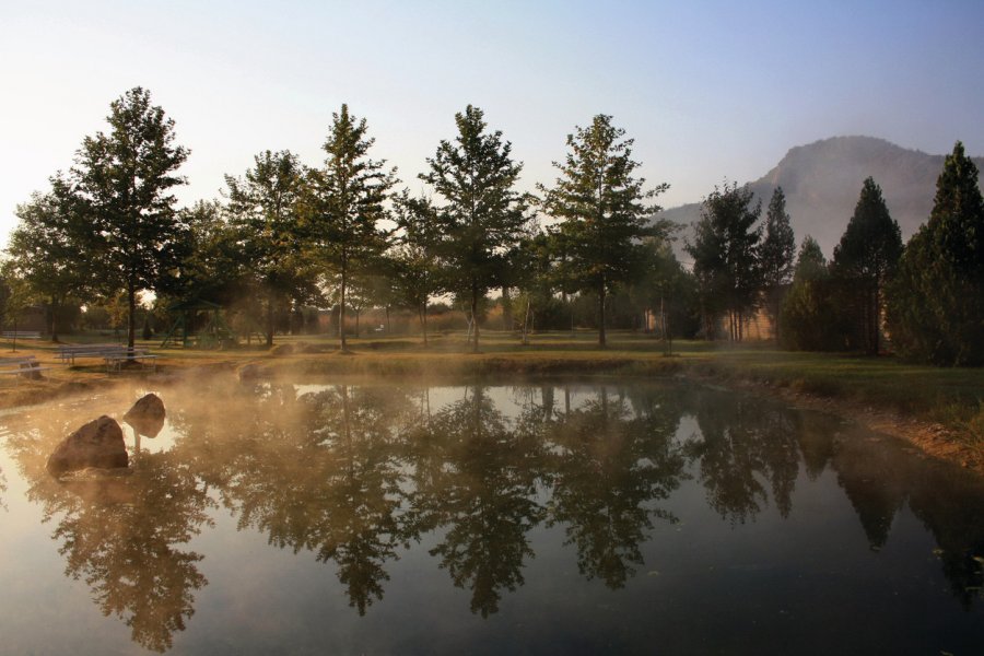 Sources d'eau chaude au pied de la montagne à Rupite. Nadezhda Tonkova - iStockphoto.com