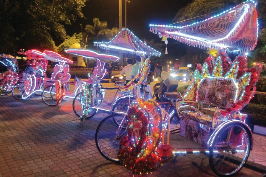 Trishaws illuminés pour le bonheur des touristes Stéphan SZEREMETA