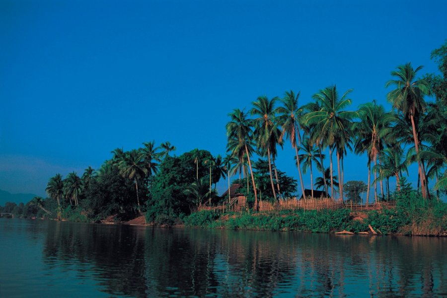 Le Mékong déroulant son long fleuve tranquille à Si Phan Don. Hugo Canabi - Iconotec