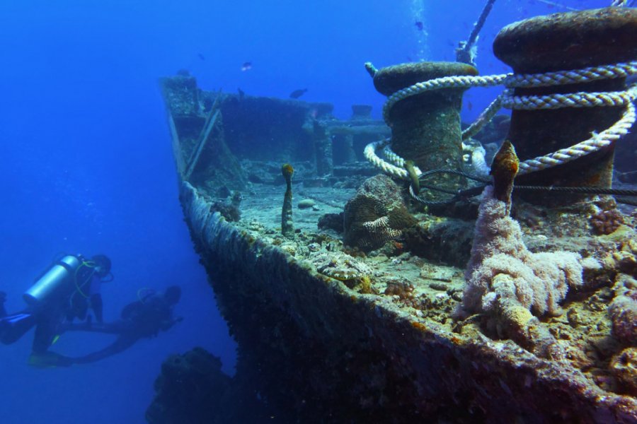 Plongeurs à la découverte de l'épave du <i>SS Thistlegorm.</i> Tunatura - iStockphoto.com