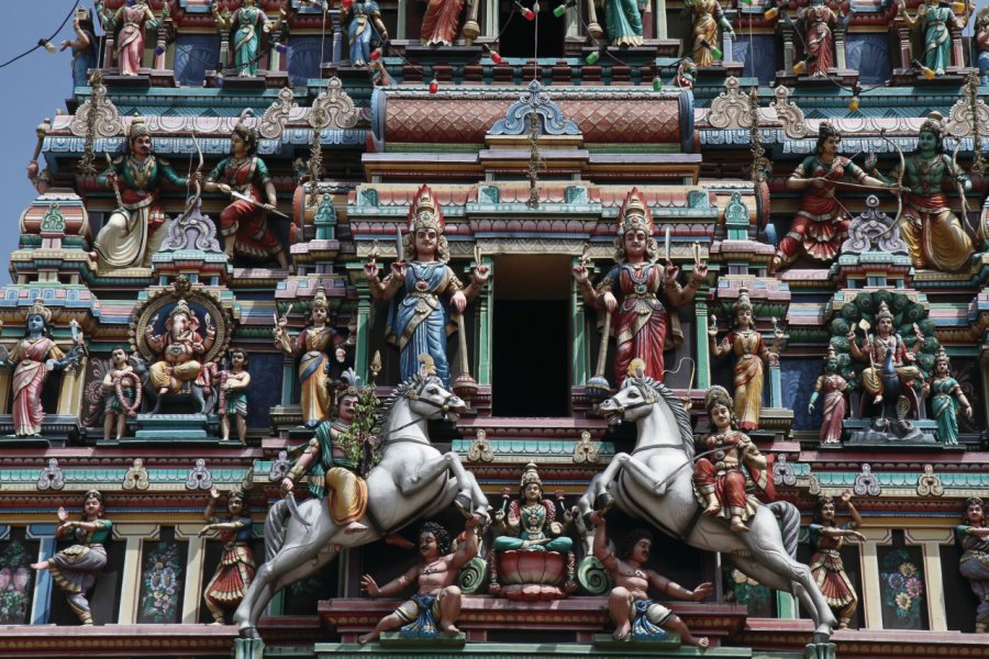 Temple de Sri Mahamariamman et son gopuram sculpté de divinités hindoues Stéphan SZEREMETA