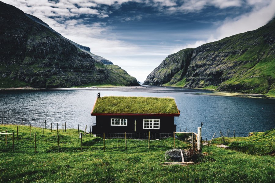 Maison typique des Féroé. franckreporter - iStockphoto.com