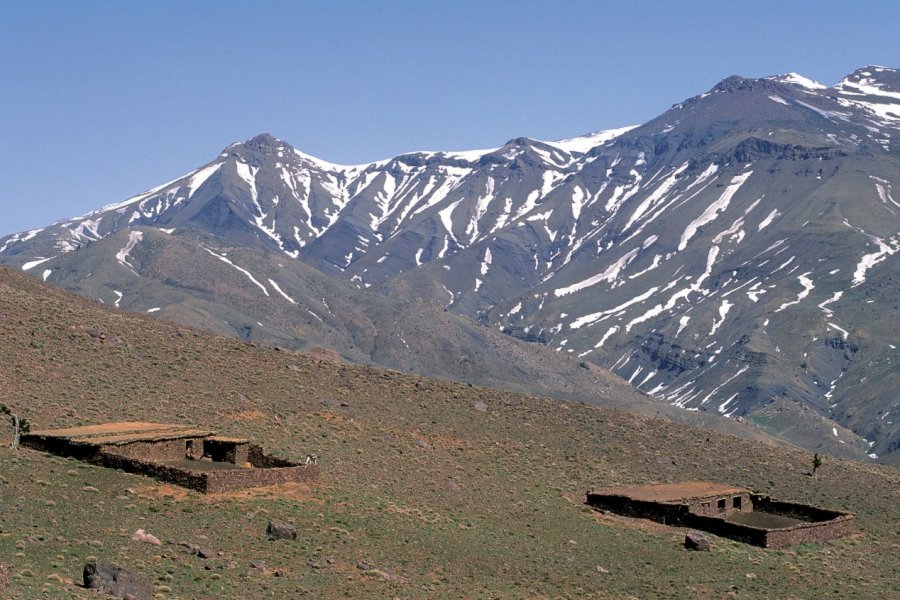 Deux fermes isolées de la vallée de l'Ourika. Atamu RAHI - Iconotec