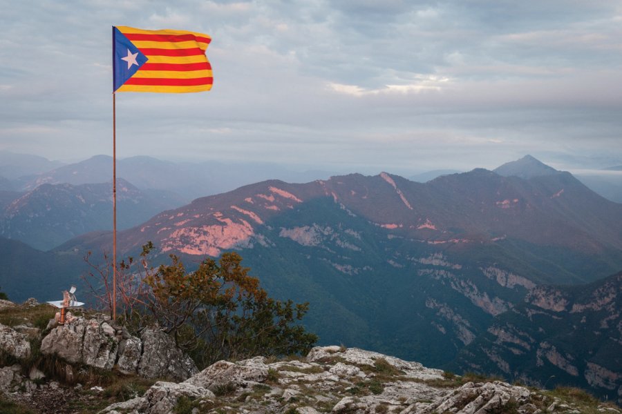 Drapeau catalan sur les hauteurs. Laurent Pierson