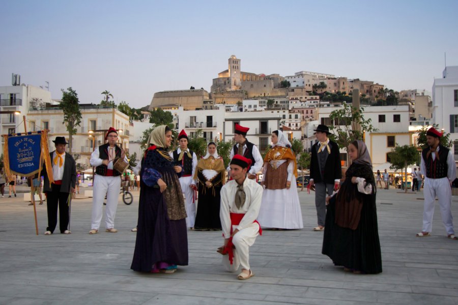 Danse traditionnelle à Ibiza. Ivan Smuk - Shutterstock.com