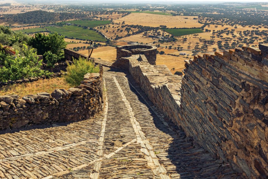 Remparts de Monsaraz. Bureau de Promotion Touristique de l'Alentejo