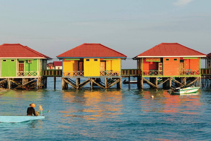 Cabanes sur pilotis de l'archipel de Sangalak, à l'est de Kalimantan. Rchphoto - iStockphoto