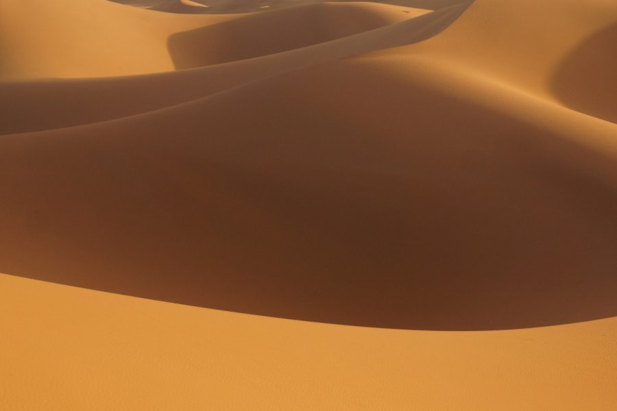 Les dunes du désert de Chegaga au levé du soleil. Elisa Vallon