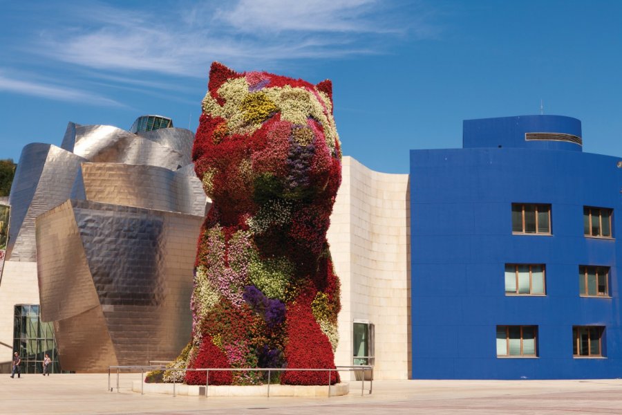 Puppy est une oeuvre de Jeff Koons, placée devant le musée Guggenheim. Philippe GUERSAN - Author's Image