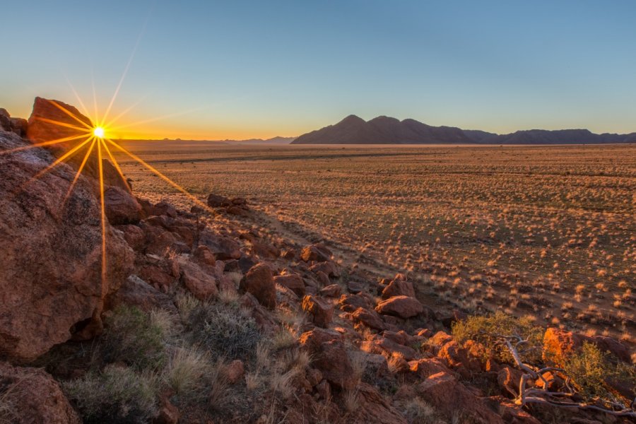 Coucher de soleil sur les montagnes de TIras. Stuart G Porter - Shutterstock.com