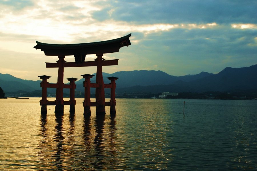 Le grand torii est encore plus magique en fin de journée. Delaney FANG