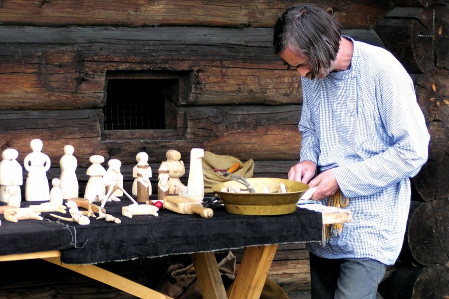 Artisan du musée de l'habitat traditionnel en bois. Stéphan SZEREMETA