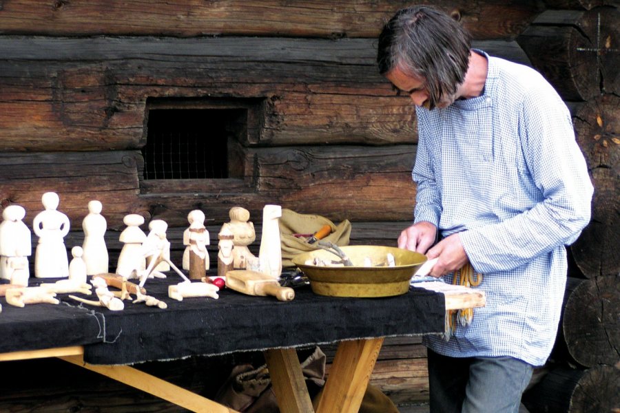 Artisan du musée de l'habitat traditionnel en bois. Stéphan SZEREMETA