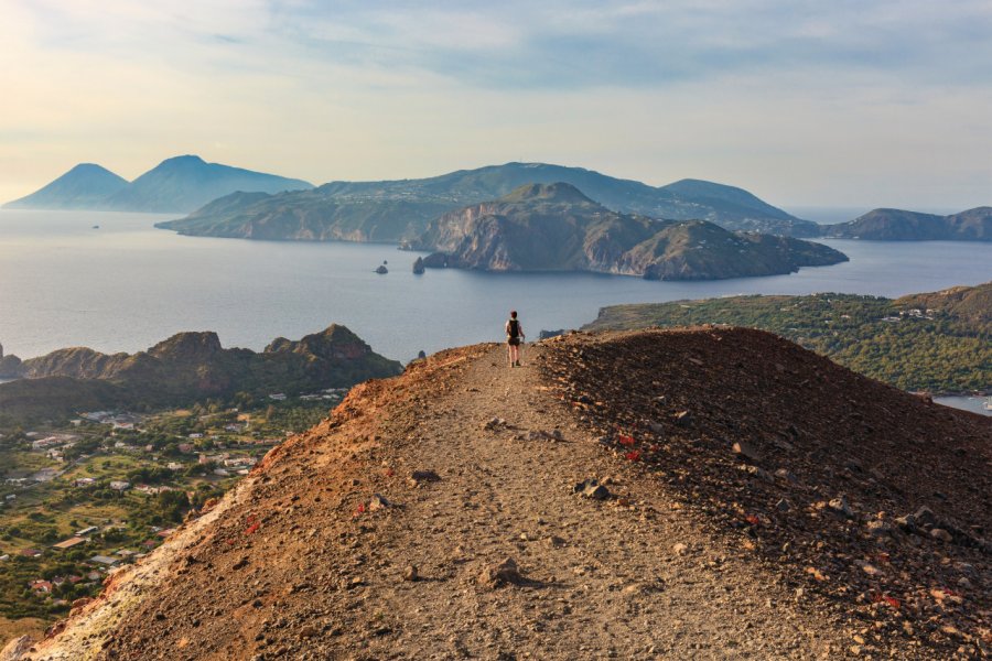 Vue sur l'archipel des Eoliennes. Flavio Vallenari - iStockphoto.com