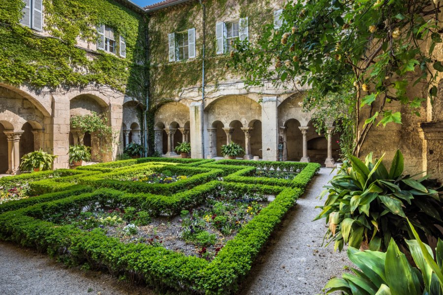 Monastère de Saint-Paul-de-Mausole. 54115341 - Shutterstock.com