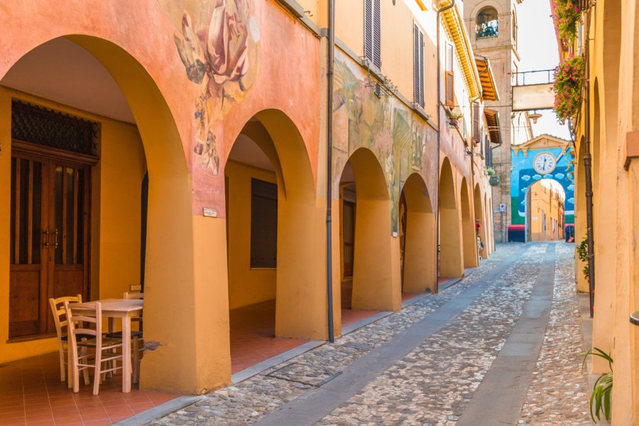 Façades peintes à Dozza. GoneWithTheWind - shutterstock.com