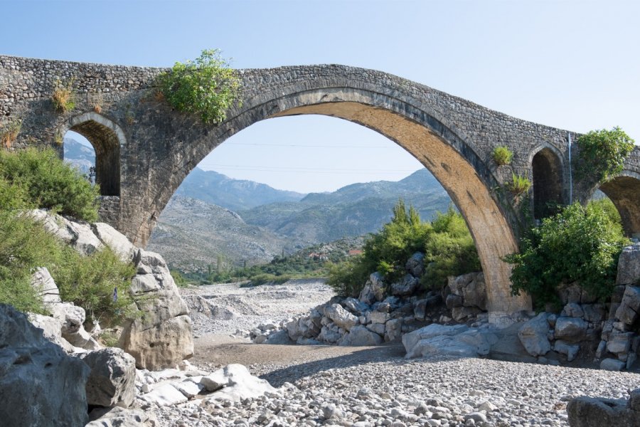 Pont de Mes, près de Shkodra. ollirg - Shutterstock.com