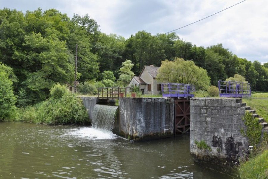 Ecluse, canal du Nivernais Fotolia (c) img85h