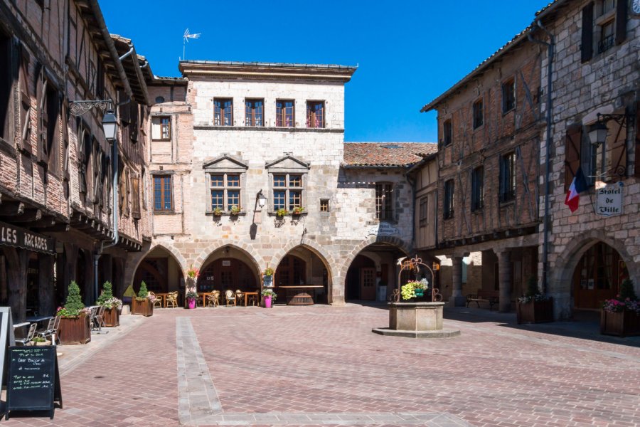 La place centrale de Castelnau-de-Montmirail. Pictures news - stock.adobe.com