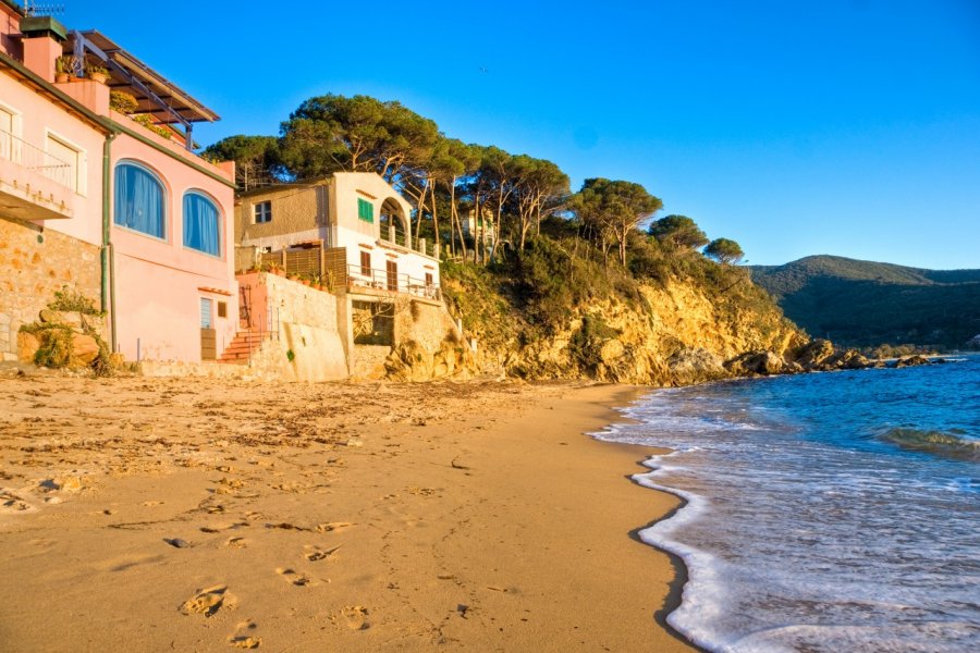 Coucher de soleil sur la baie de Biodola. Luciano Mortula - Shutterstock.com