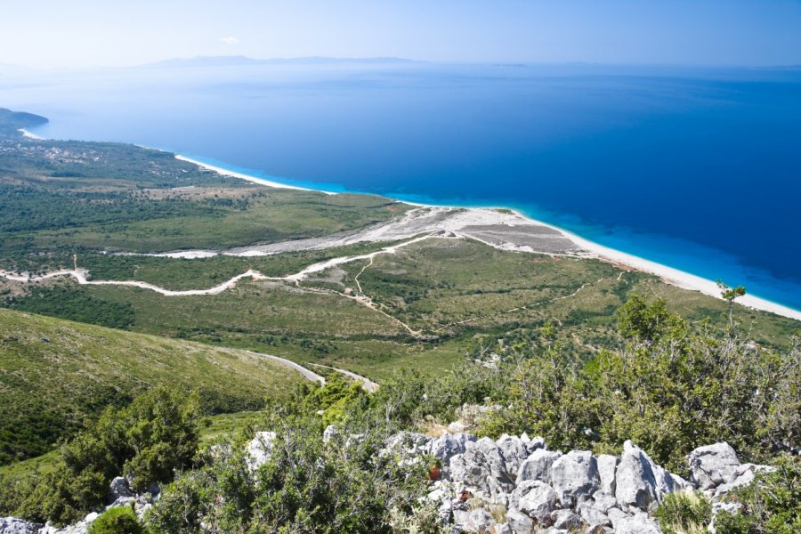 Vue panoramique sur la côte albanaise. ollirg - Shutterstock.com