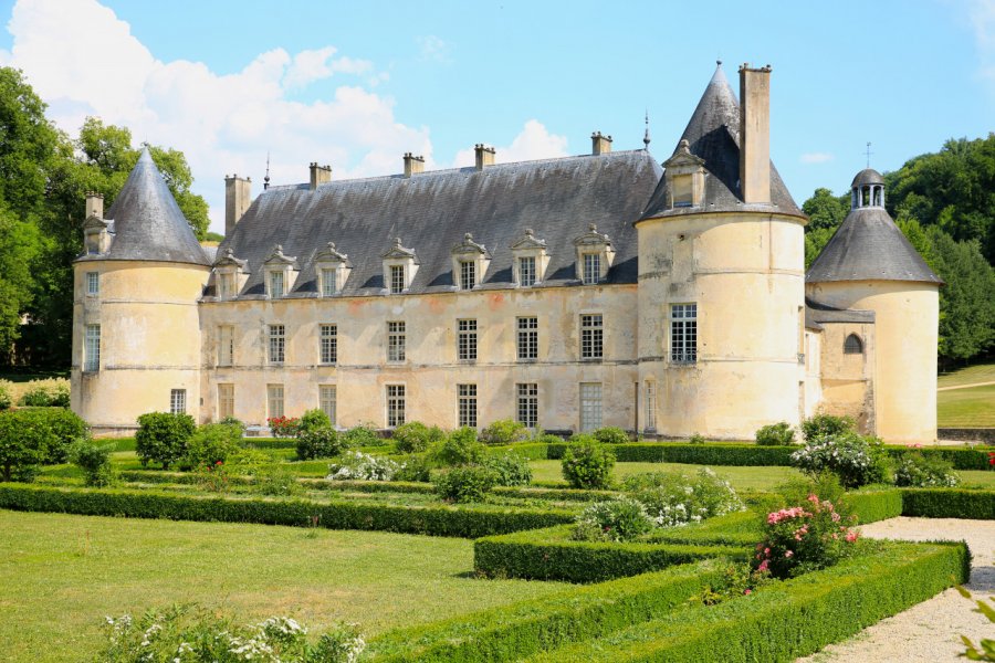 Château de Bussy-Rabutin. Traveller70 - Shutterstock.com