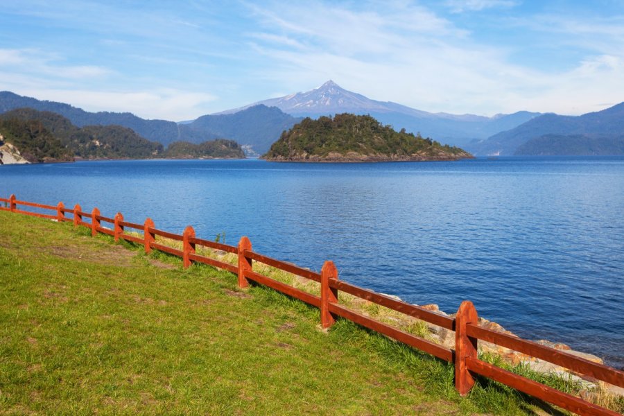 Volcan Choshuenco. Sunsinger / Shutterstock.com