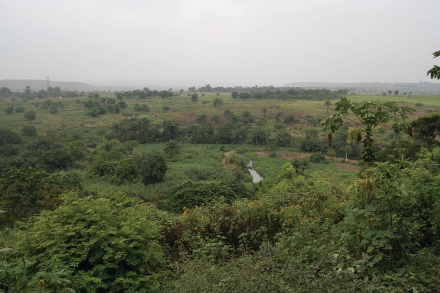 Vallée au sud de Nkayi. Stéphane DAMANT
