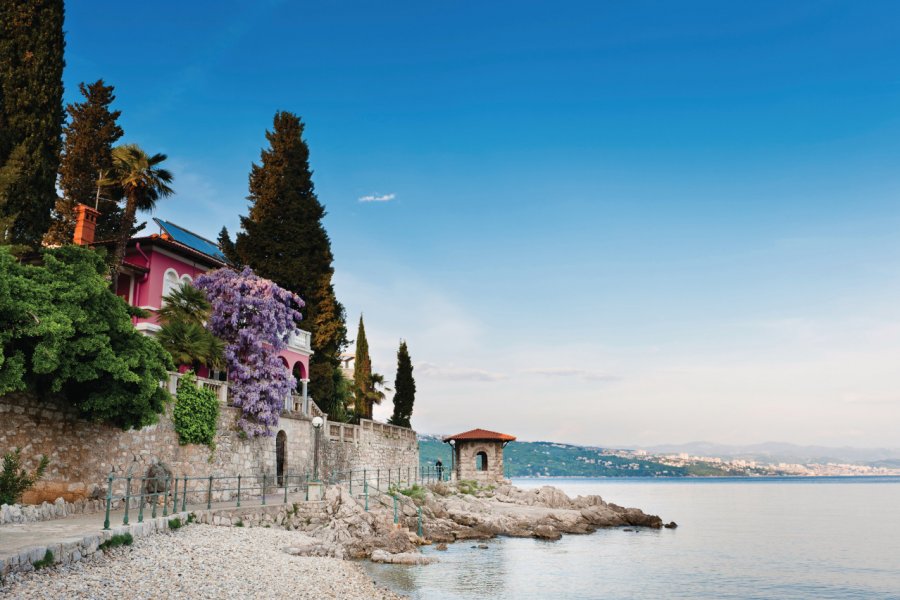 Villas balnéaires sur le Lungomare d'Opatija. Morozena - iStockphoto