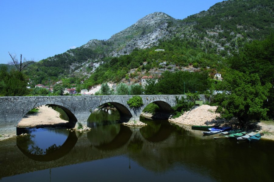 Pont en pierre sur la rivière des Crnojević Stéphan SZEREMETA