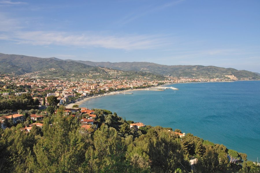 Vue de Diano Marina. travelpeter_Fotolia