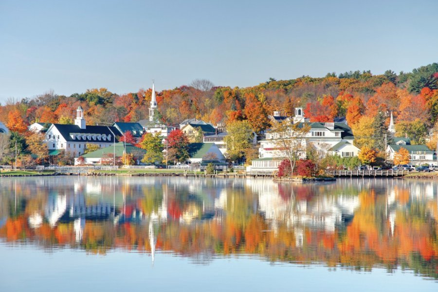 Couleurs automnales sur les rives du lac Winnipesaukee à Meredith. DENISTANGNEYJR - iStockphoto.com