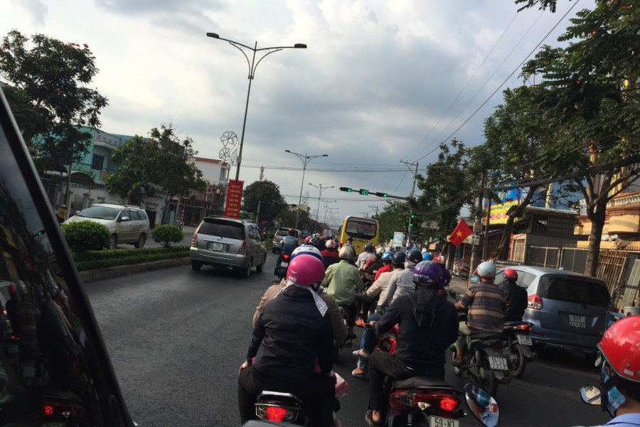 Circulation vietnamienne dans la ville de My Tho. Dominique AUZIAS