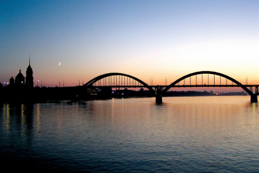 Coucher de soleil sur le pont enjambant la Volga. Stéphan SZEREMETA