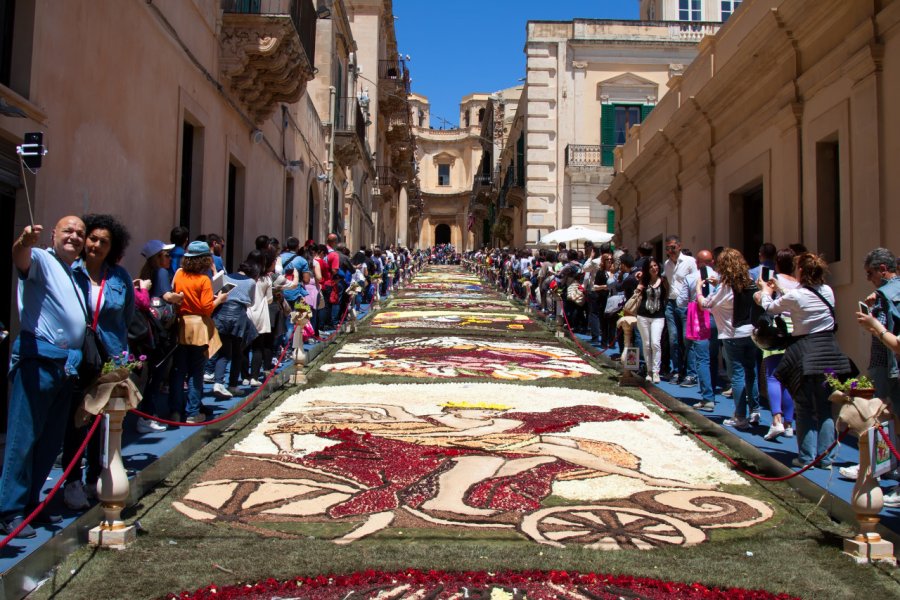 Infiorata di Noto. maratr - Shutterstock.com