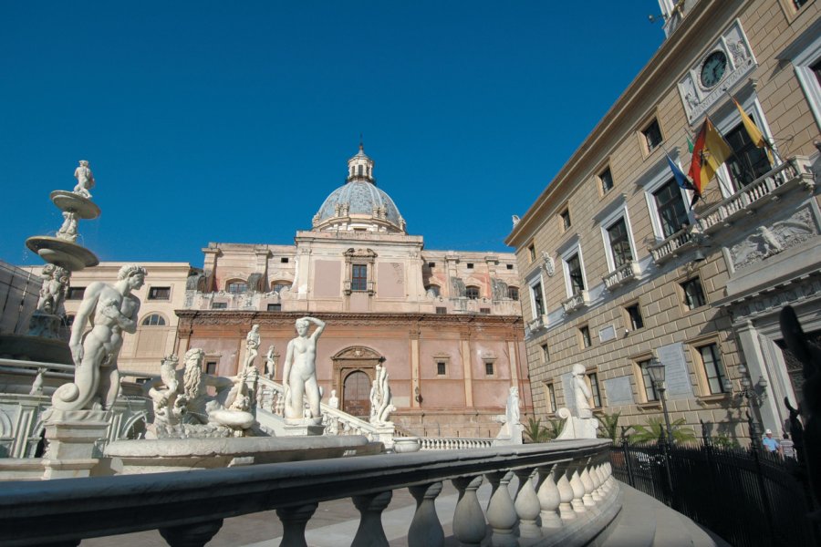 Fontana della Vergogna au pied de l'église Santa Caterina, Piazza Pretoria. Picsofitalia.com