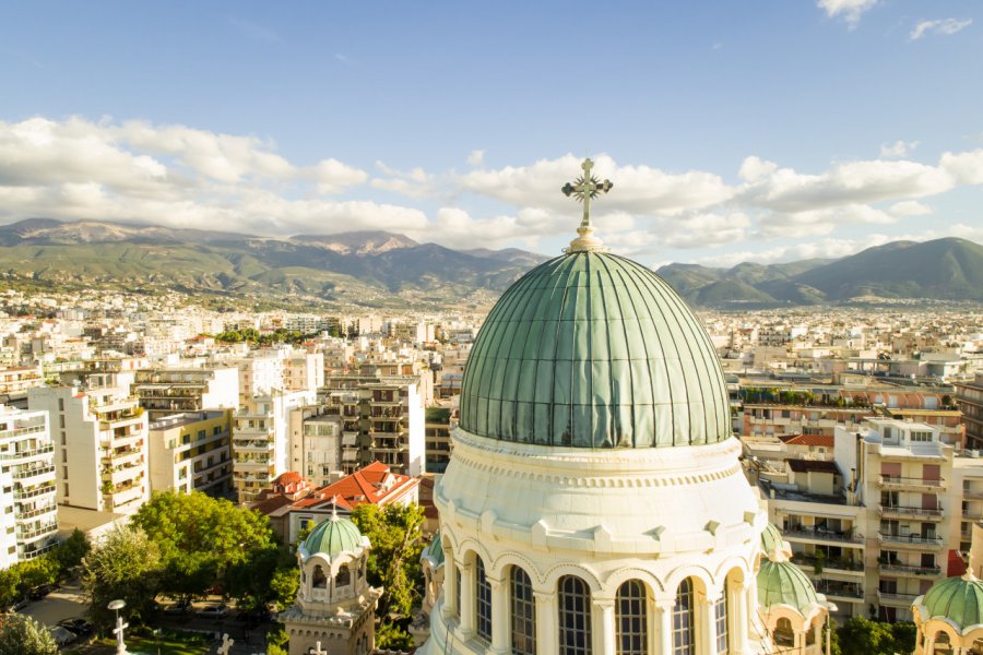 Vue sur Patras et sa cathédrale. Amazing Aerial / Adobe Stock