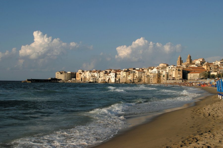 Cefalù face à la mer Tyrrhenienne. Picsofitalia.com