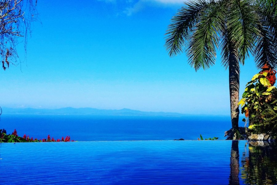 Une piscine épouse l'océan pacifique - Hôtel Villa Caletas. Laurent BOSCHERO