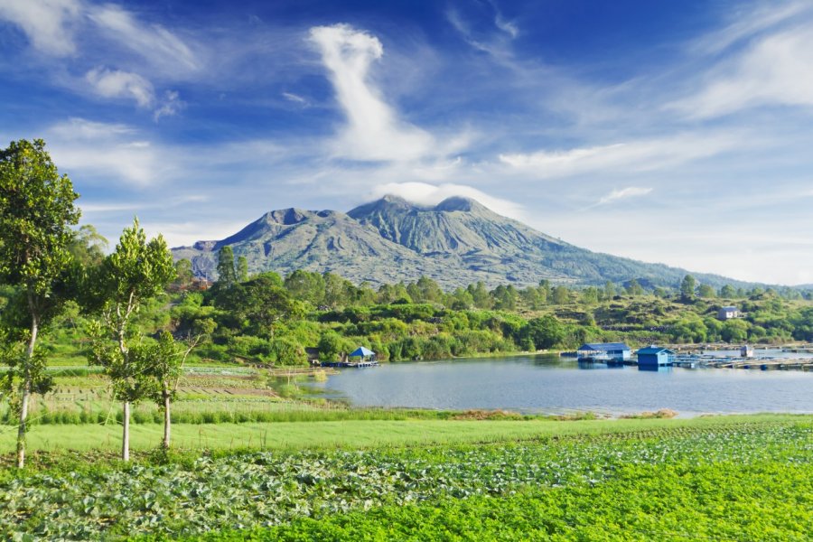 Lac et volcan Batur. Saiko3p / Shutterstock.com