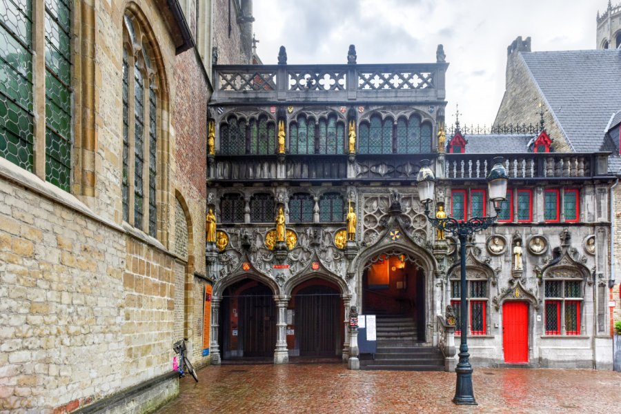 Façade de la Basilique du Saint-Sang à Bruges. Felix Lipov - Shutterstock.com