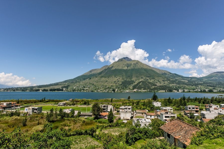 Lago San Pablo. Paul S. Wolf - Shutterstock.com