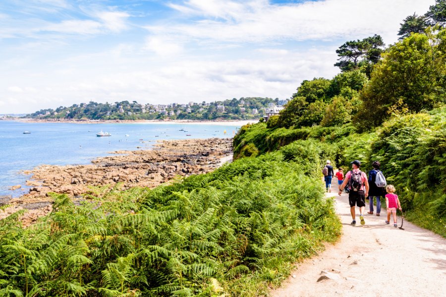 Balade sur le sentier des douaniers vers Perros-Guirec. olrat - Shutterstock.com