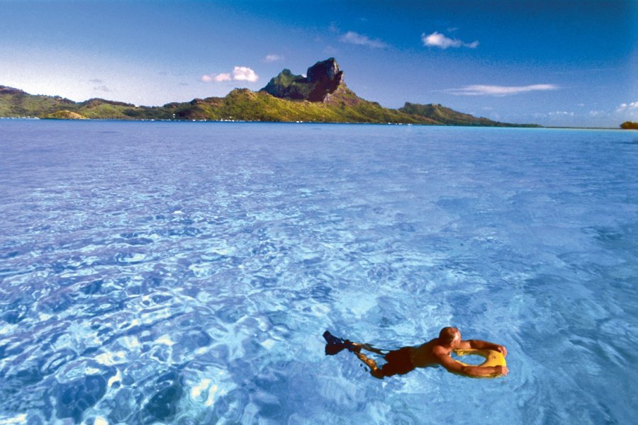 Nageur heureux dans le lagon de Bora Bora Sylvain GRANDADAM